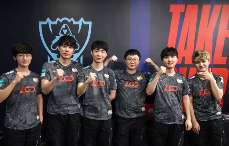 中场球员在 中场球员在